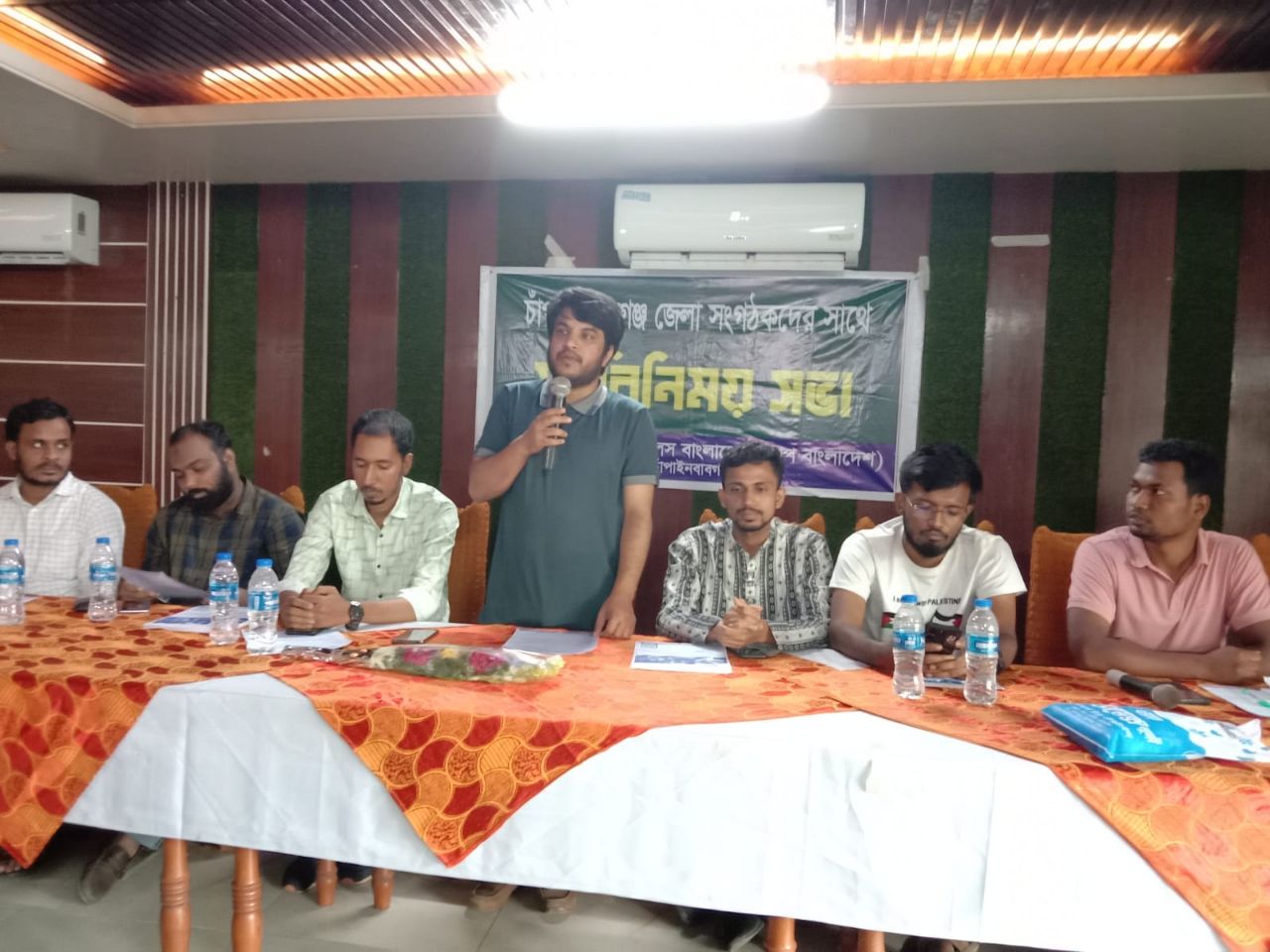 আলোচনা সভায় বক্তব্য দিচ্ছেন প্রধান অতিথি হিসেবে উপস্থিত ছিলেন সংগঠনের আহ্বায়ক আলী আহসান জুনায়েদ