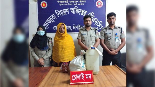 চাঁপাইনবাবগঞ্জে ডিএনসির অভিযানে ৩০ লিটার চোলাইমদসহ নারী গ্রেফতার