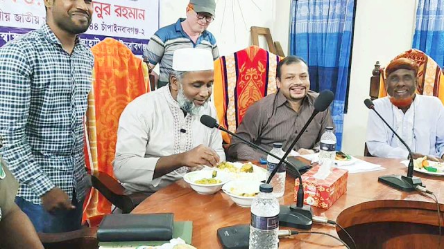 ভোলাহাটে হাসপাতালে রোগীদের খাবার খেয়ে মান যাচাই করলেন এমপি