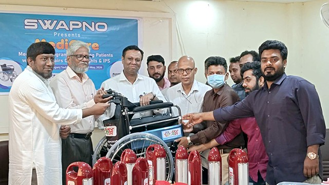 চাঁপাইনবাবগঞ্জ জেলা হাসপাতালে আইপিএস, হুইল চেয়ার ও চার্জার লাইট দিল স্বেচ্ছাসেবী সংগঠন 'স্বপ্ন'