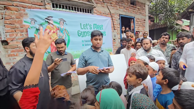 প্রথম বেতনে বেদে শিক্ষার্থীদের বৃত্তি দিলেন হাসনাত আব্দুল্লাহ
