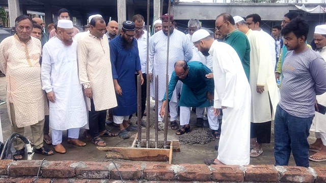 চাঁপাইনবাবগঞ্জ শহরের ক্লাব সুপার মার্কেট মসজিদের দ্বিতীয় তলার ভিত্তিপ্রস্তর স্থাপনের উদ্বোধন করছেন-টাউন ক্লাবের সেক্রেটারি গোলাম জাকারিয়া।