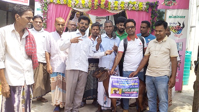 ভাগ্যবান বিজয়ী মো. টানুকে খাসি প্রদান করছেন মেসার্স ঢাকা ইলেকট্রনিক্সের স্বত্বাধিকারী মো. মাইনুল ইসলাম বাচ্চু।