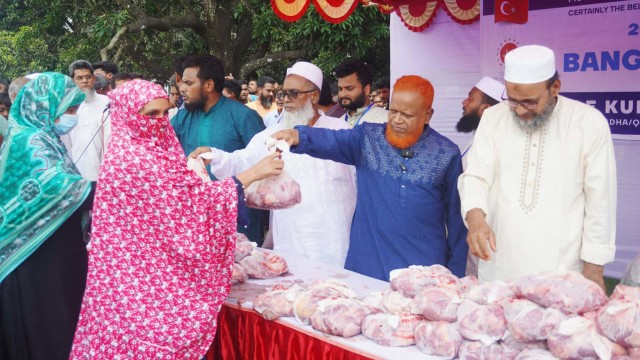 চাঁপাইনবাবগঞ্জে নুরুল ইসলাম বুলবুলের উদ্যোগে ৪ হাজার পরিবারের মাঝে গরুর গোশত বিতরণ