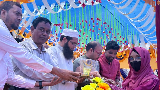 গোমস্তাপুরে কৃতি শিক্ষার্থী সংবর্ধনা অনুষ্ঠিত
