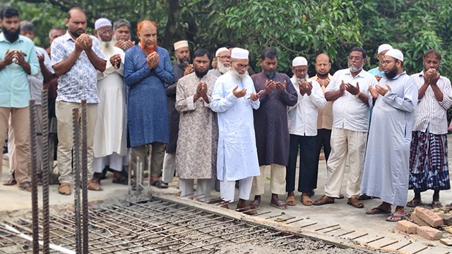 মকিমপুর হাফেজিয়া মাদ্রাসার ছাদ নির্মাণ কাজের উদ্বোধন করলেন এমপি ড. কেরামত আলী
