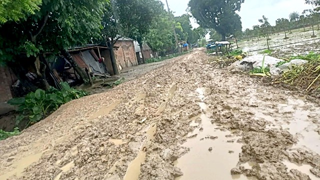 গোমস্তাপুরে চার দশক ধরে জরাজীর্ণ এক কিলোমিটার সড়ক,এলাকাবাসীর চরম দুর্ভোগ