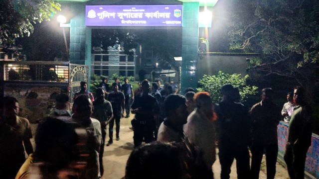 ছাত্রদল নেতার অনিবন্ধিত মোটরসাইকেল থামানোর জেরে এসপি অফিস ঘেরাও