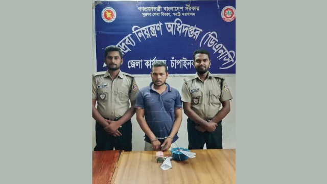 ভোলাহাটে মাদকবিরোধী অভিযানে হেরোইন-গাঁজাসহ যুবক গ্রেপ্তার
