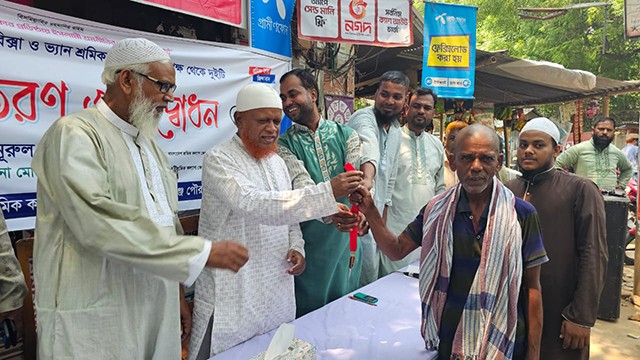 চাঁপাইনবাবগঞ্জে শ্রমিক কল্যাণ ফেডারেশন উদ্যোগে বিনামূল্যে রিকশা বিতরণ