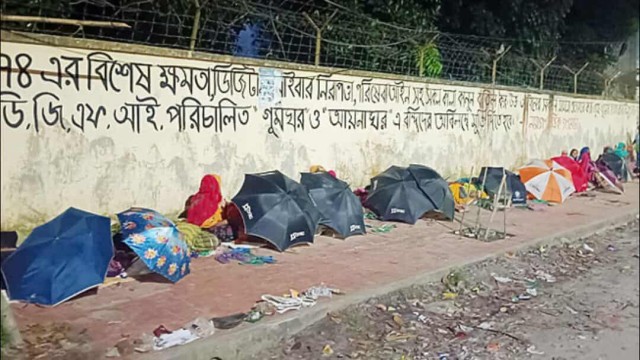 রাজশাহীতে মধ্যরাত থেকে চাল-আটার লাইন শুরু