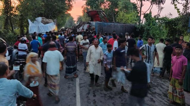 রাজশাহীতে বাস-ট্রাক সংঘর্ষে একজন নিহত, আহত ৬