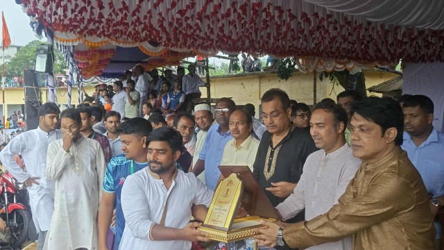 প্রগতি কাপ ফুটবল টুর্নামেন্টের চ্যাম্পিয়ন ট্রফি তুলে দিলেন বাফুফে সভাপতি তাবিথ আওয়াল