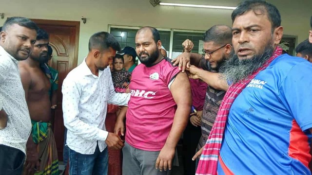 রাজশাহীতে সাবেক চেয়ারম্যানের হিমাগারে কিশোরীসহ তিনজনকে নির্যাতন