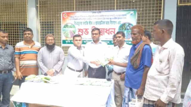 গোমস্তাপুরে শীতকালীন সবজি উৎপাদন বৃদ্ধির লক্ষ্যে বিনামূল্যে বীজ ও রাসায়নিক সার বিতরণ