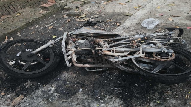 জোড়া বোমা বিস্ফোরণ ঘটিয়ে বাড়িতে ভাংচুর-অগ্নিসংযোগ, হামলায় আহত ২