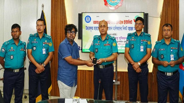 রাজশাহীতে ৭৫টি হারানো মোবাইল ফোন ফিরে পেলেন মালিকেরা