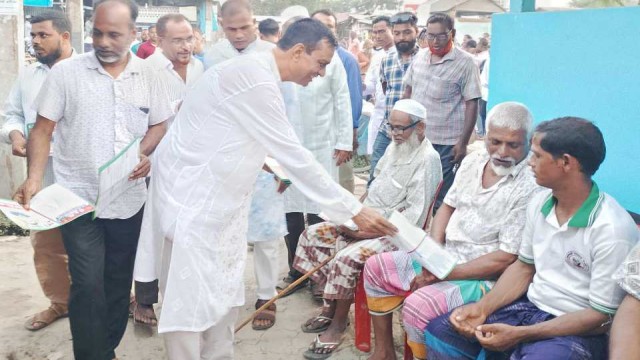 ভোলাহাটে আশরাফ চেয়ারম্যানের গণসংযোগ ও লিফলেট বিতরণ