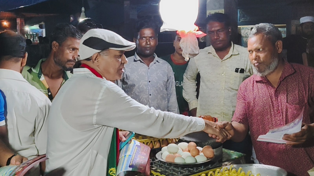 ভোলাহাটে মনোনয়ন প্রত্যাশী তারিক আহমদের ৩১ দফা লিফলেট বিতরণ