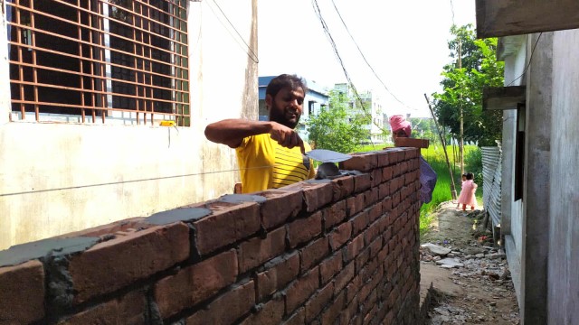 রাজশাহীতে আদালতের নিষেধাজ্ঞা অমান্য করে এতিম পরিবারের পথ বন্ধ