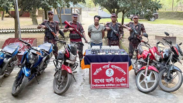 চাঁপাইনবাবগঞ্জে বিজিবির মাদকবিরোধী অভিযানে হামলা, আটক ১