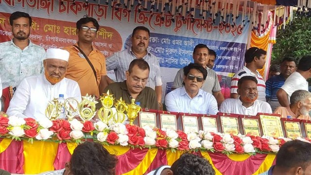 একাধিক মামলার আসামী ও আওয়ামীলীগ নেতার সাথে একই মঞ্চে সাবেক এমপি হারুনুর রশীদ