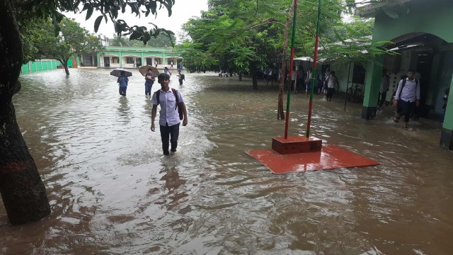 হুজরাপুর মডেল একাডেমী প্রাঙ্গণে জলাবদ্ধতাঃ ব্যাহত পাঠদান