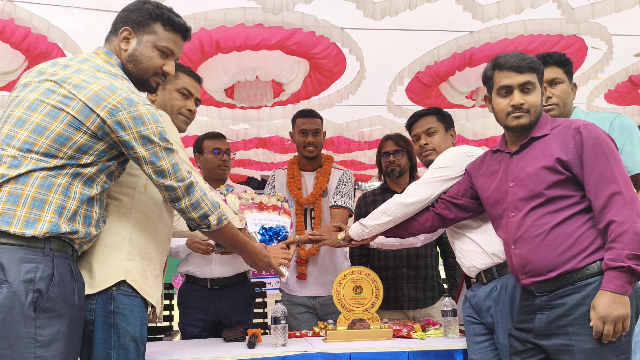 গোমস্তাপুরে কৃতিসন্তান ফুটবলার ইউসুফ কে শুভেচ্ছা ও সংবর্ধনা