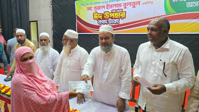 চাঁপাইনবাবগঞ্জ সদর আসনে ১ হাজার দুস্থ মানুষের মাঝে ১০ লাখ টাকা বিতরণ