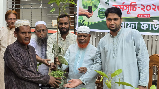 চাঁপাইনবাবগঞ্জে সাফা ফাউন্ডেশনের উদ্যোগে ২০০ চারা বিতরণ