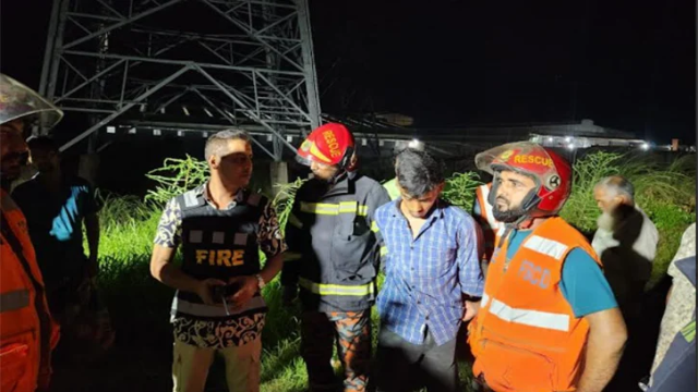 স্ত্রীর সঙ্গে অভিমানের জেরে বিদ্যুতের সঞ্চালন টাওয়ারে যুবক