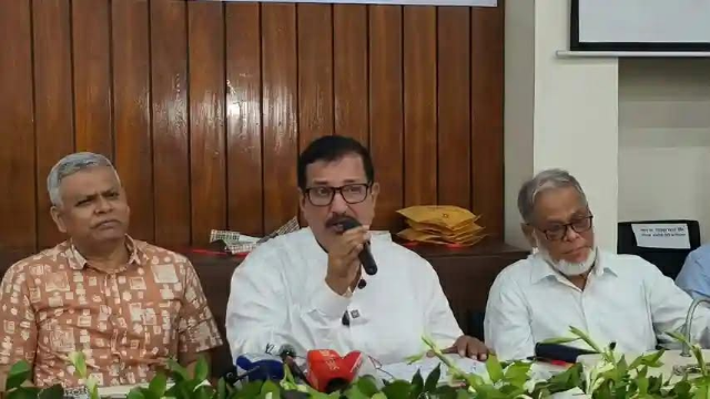 রাবি শিক্ষার্থীদের বৃত্তিতে ১০ লাখ টাকার অনুদান, বড়কুঠি ফিরিয়ে দেওয়ার আশ্বাস