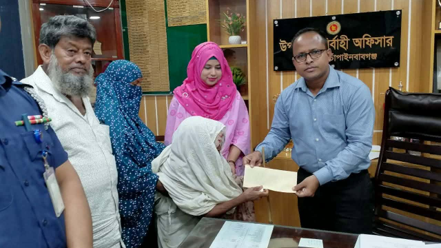 গোমস্তাপুরে অসহায় নারীর পাশে ইউএনও, তুলে দিলেন আর্থিক সহায়তা