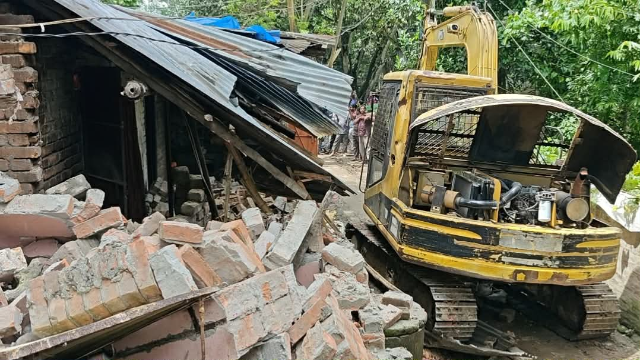 খাস জমিতে ৫০ বছর ধরে বসবাস  করা ৩১ পরিবারকে উচ্ছেদ
