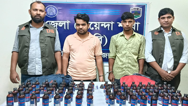 চাঁপাইনবাবগঞ্জে ৮০ বোতল মাদকসহ দুই যুবক গ্রেপ্তার