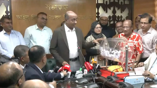 প্রথমবারের মতো লটারির মাধ্যমে ১৩১ জন সাবরেজিস্ট্রার বদলি