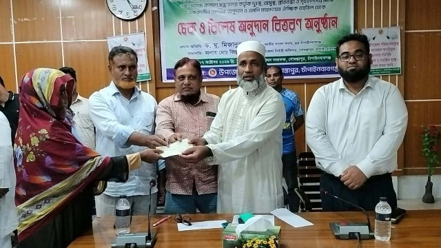 গোমস্তাপুরে দুস্থ ও অসহায়দের মাঝে চেক ও বিশেষ আর্থিক অনুদান বিতরণ