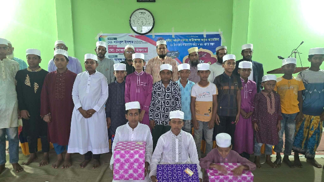 শিবগঞ্জে ৪০ দিন জামাতে নামাজ পড়া শিশু-কিশোরদের পুরস্কার বিতরণ