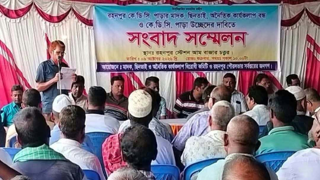 গোমস্তাপুরে আম ব্যবসায়িদের উপর হামলার জড়িতদের গ্রেফতার ও শাস্তি দাবি জানিয়েছে এলাকাবাসী