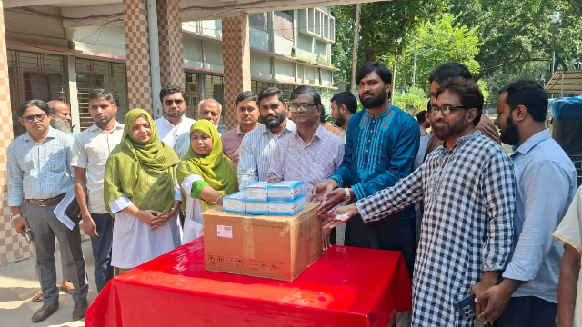 শিবগঞ্জ উপজেলা স্বাস্থ্য কমপ্লেক্সে ড. কেরামত আলীর ৫৭৫ ডেঙ্গু পরীক্ষার কিট প্রদান