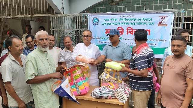 ডেঙ্গু প্রতিরোধে চাঁপাইনবাবগঞ্জে অসহায় পরিবারের মাঝে মশারি বিতরণ