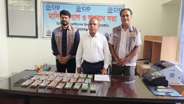 চাঁপাইনবাবগঞ্জে সাইবার প্রতারণা চক্রের দুই সদস্য গ্রেপ্তার, উদ্ধার ২১ লাখ টাকা