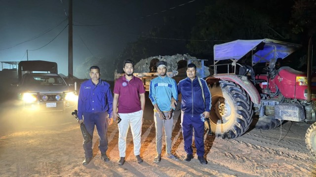 চাঁপাইনবাবগঞ্জে পদ্মা নদী থেকে অবৈধ মাটি উত্তোলন: ট্রাক্টরসহ আটক-১