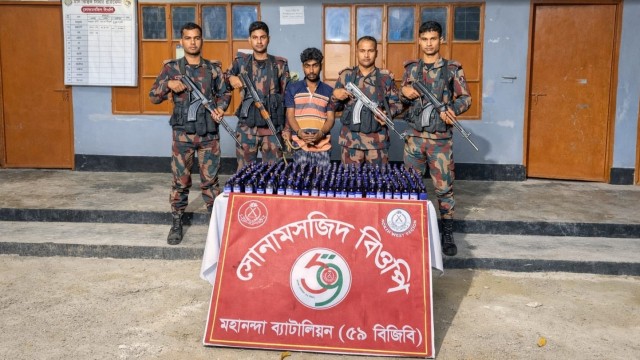 চাঁপাইনবাবগঞ্জ সীমান্তে বিজিবির অভিযানে বিপুল পরিমাণ মাদকসহ আটক ১