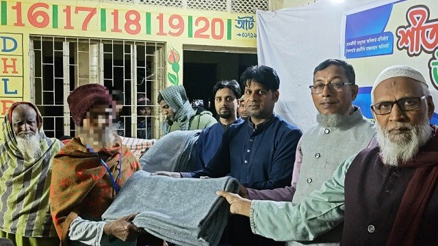 শ্রমিক কল্যাণ ফেডারেশনের উদ্যোগে নূরুল ইসলাম বুলবুলের সৌজন্যে শীতবস্ত্র বিতরণ