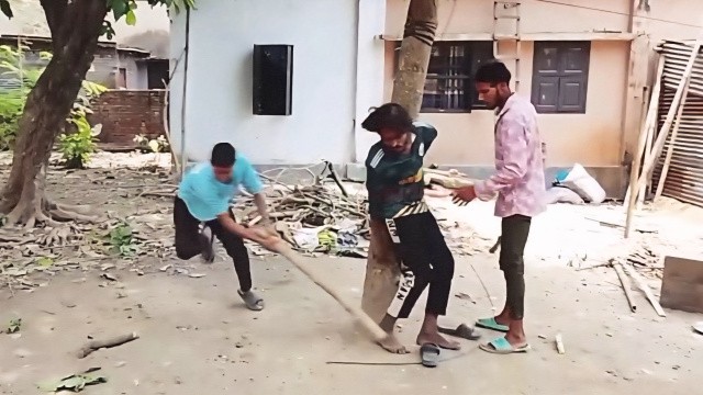 রাজশাহীতে চুরির অভিযোগে যুবককে গাছে বেঁধে নি’র্যাতন (ভিডিও ভাইরাল)