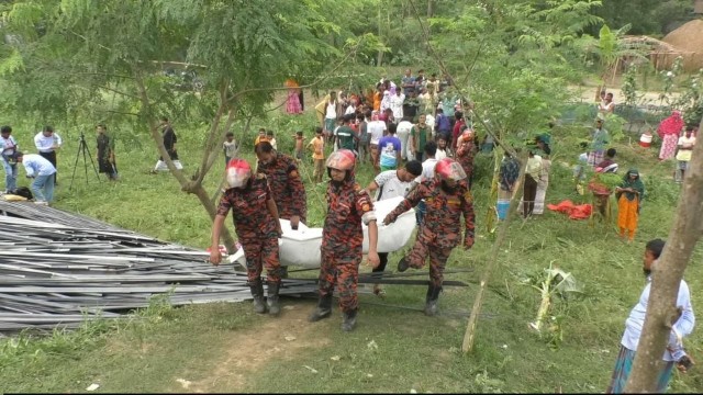 ঢাকা-টাঙ্গাইল মহাসড়কে রডবোঝাই ট্রাক খাদে পড়ে ১৫ জন নি'হ'ত