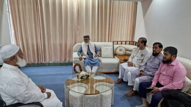 বাসায় গিয়ে জামায়াত আমিরের খোঁজ নিলেন ধর্ম উপদেষ্টা