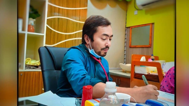 চাঁপাইনবাবগঞ্জে ডা. মাহফুজ রায়হানের বদলিতে আলোচনা-সমালোচনা
