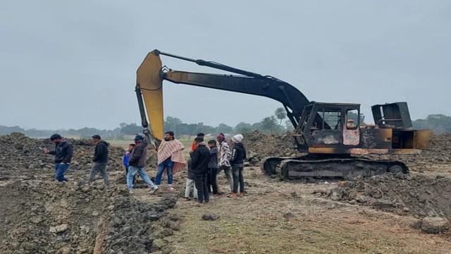 ফসলি জমিতে পুকুর খননের প্রতিবাদে রাজশাহীতে একযোগে চারটি এক্সকাভেটরে আগুন